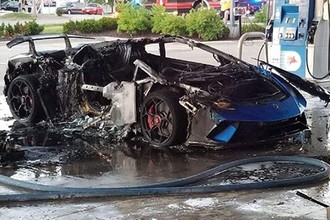 Lamborghini Huracan cháy trơ khung sau hành trình siêu xe