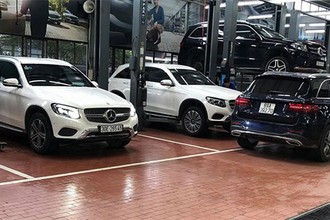 Dàn xe sang Mercedes GLC kiểm tra nước vào vi sai ở Hà Nội