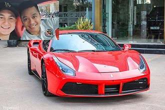 Đặng Văn Lâm ngồi Ferrari 488 GTB hơn 11 tỷ của Tuấn Hưng