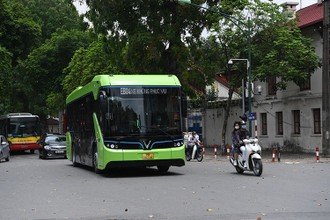 VinBus chạy điện lần đầu lăn bánh trên đường phố Hà Nội