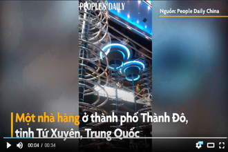 Video: Nhà hàng sử dụng đường trượt xoắn ốc để phục vụ 