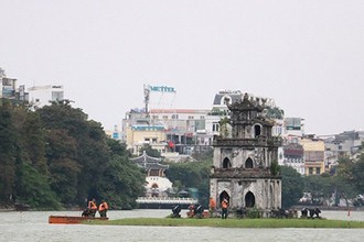 Video: Công nhân lội nước gần 9 tiếng trong đêm để làm sạch Hồ Gươm