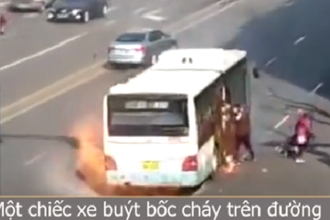 Video: Xe buýt đang chạy thì phát nổ, hành khách giẫm đạp lên nhau thoát thân