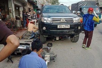 Video: Hai thanh niên phi thân qua chuồng gà khi ôtô điên lao với tốc độ thần chết