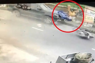 Video: Kinh hoàng ôtô phóng tốc độ cao tông văng xe máy chở 3 người