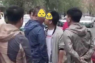 Video: Người đàn ông cưỡng hôn đối phương khi đang cãi nhau