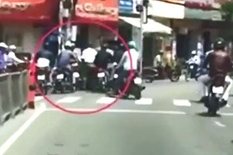 Video: Dàn cảnh “cuỗm” tài sản trên đường giữa ban ngày ở Hà Nội