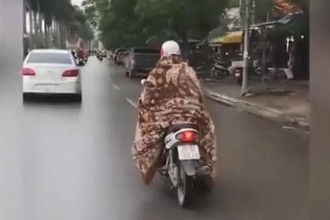 Video: Hốt hoảng nữ "ninja" đi xe máy quấn chăn kín mít chống rét