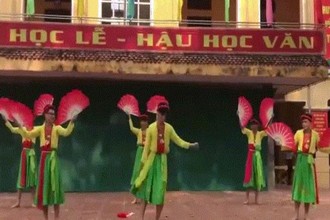 Video: Nam sinh múa quạt theo phong cách Vinahouse cực ngầu