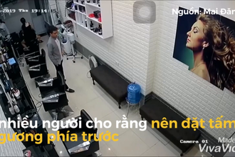 Video: Người phụ nữ bị trộm túi xách ngay sau lưng khi gội đầu cho khách