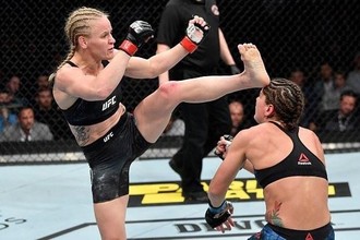 Video: Khoảnh khắc nữ võ sỹ UFC knock-out đối thủ chỉ bằng một đòn đá