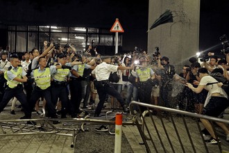 Video: Đụng độ nghiêm trọng giữa cảnh sát và người biểu tình Hong Kong