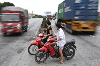 Video: Những pha qua đường thót tim trên tuyến quốc lộ 'tử thần'