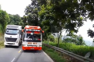 Video: Xe khách chạy kiểu tự sát, suýt đâm trực diện xe chở người nước ngoài