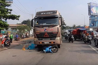 Video: Container kéo lê xe máy, bố mẹ chết thảm, con gái nguy kịch