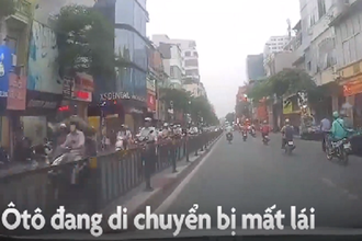 Video: Ôtô mất kiểm soát đâm vào dải phân cách