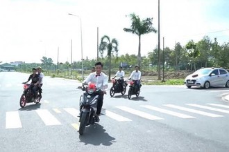 Video: Cú "hạ cánh" đầy đau đớn của thanh niên bốc đầu xe máy