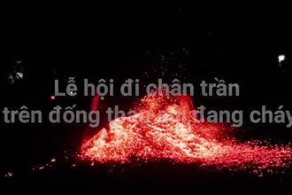 Video: Lễ hội đi chân trần trên đống than đang cháy, người xem hết hồn