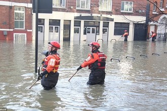 Ảnh: Thủ đô London lại ngập kinh hoàng vì vỡ đường ống nước