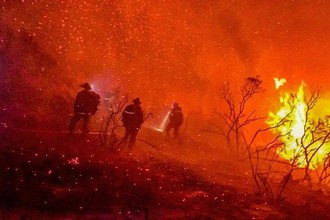 Toàn cảnh California “chìm trong biển lửa” vì cháy rừng dữ dội