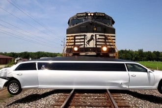 Tàu hỏa đâm bẹp dúm siêu xe limousine trắng muốt 