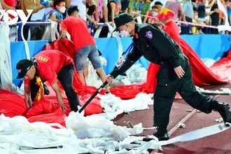 Cổ động viên “làm khổ” cảnh sát cơ động ở trận U23 Việt Nam - Philippines