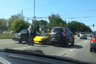 Tai nạn vô cùng khó hiểu của siêu xe Lamborghini