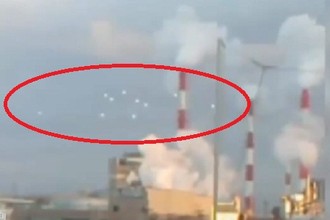 10 UFO nhảy múa trên bầu trời Osaka, Nhật Bản