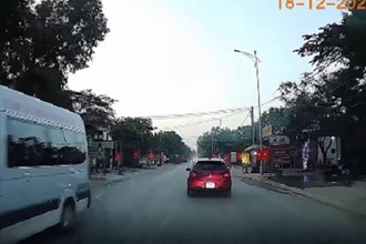 Video: Nữ tài xế bẻ lái cực nhanh, ô tô vẫn bị tông văng