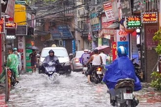 Nhiều tuyến phố Hà Nội ngập sâu, nước tràn vào nhà dân