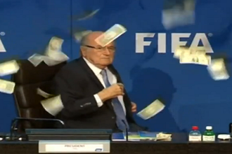 Chủ tịch FIFA Sepp Blatter bị ném tiền vào mặt