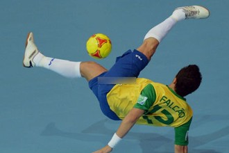 Pha ngả bàn đèn từ góc sút khó tin trên sân futsal