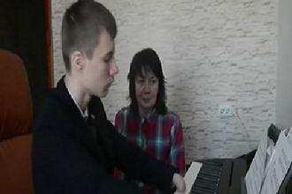 Cậu bé không tay chơi đàn piano điêu luyện