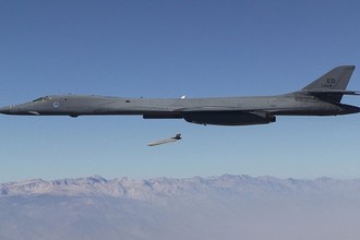 Quái vật B-1B Lancer trình diễn kỹ năng ném bom