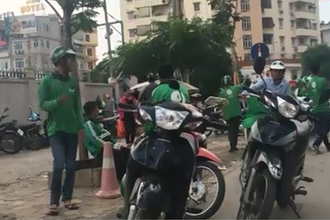 Video: Xe ôm công nghệ Grab, Uber chưa... văn minh