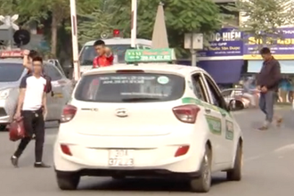 Video: Bị tố để taxi độc quyền, bệnh viện Bạch Mai nói gì?