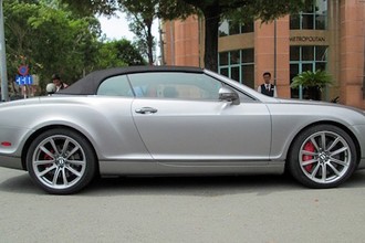 Siêu xe Bentley Continental Supersport Convertible “tắm nắng” Sài Gòn