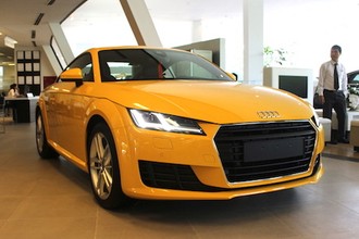 Soi Audi TT màu vàng mới giá gần 2 tỷ tại Hà Nội