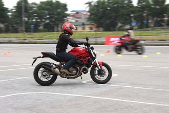 Học kỹ năng lái PKL an toàn cùng Ducati Riding Experience