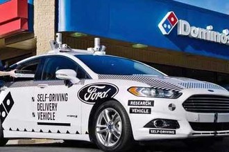 Xem xe ôtô Ford tự lái giao bánh Domino Pizza