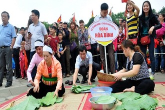 Hội thi gói bánh chưng bánh giầy