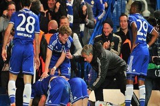 Mourinho lao như điên vào sân ăn mừng cùng học trò