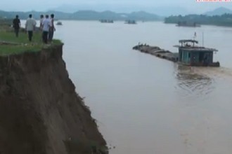 Clip hàng chục tàu sắt... rút ruột sông Lô