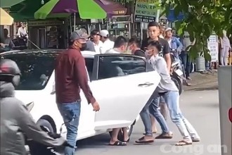 Video: Thanh niên bị "bắt cóc” giữa ban ngày, bạn lao ôtô tới giải cứu