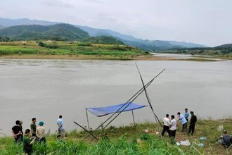 Rủ nhau ra bãi sông chơi, 5 học sinh lớp 8 bị mất tích