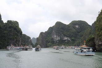 Tàu du lịch Hải Phòng hoạt động trái phép trên vịnh Hạ Long