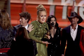 Adele thắng lớn tại Grammy 2017 với 5 giải chính