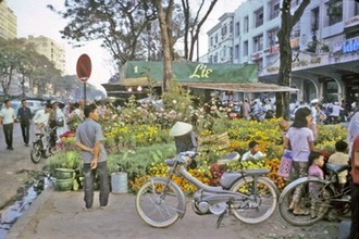 Ảnh độc lạ chưa từng công bố về chợ Tết xưa ở Việt Nam 