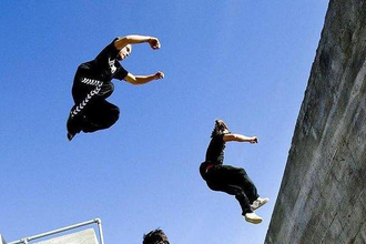 Video: “Dựng tóc gáy” màn nhào lộn Parkour vượt chướng ngại vật 