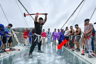 Video: Đường bằng kính trên không dài nhất thế giới